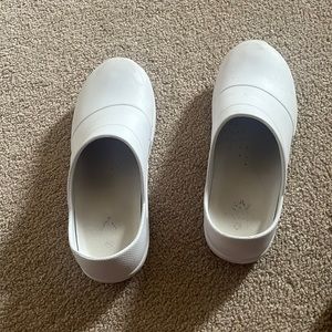 white nurse clogs